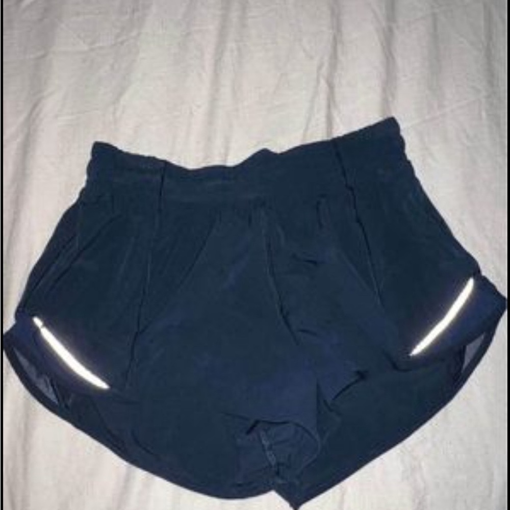 Lululemon Hotty Hot shorts- 2.5 in seam, low rise
Color: Navy Blue
Size: 6
